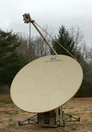 AvL Technologies 2,4 m SNG/Mil Quad-Band Automatische FlyAway-Antenne (2020FA)